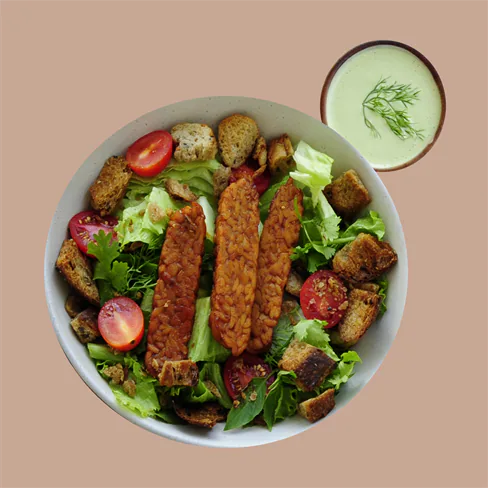 Caesar ensalada con tempeh