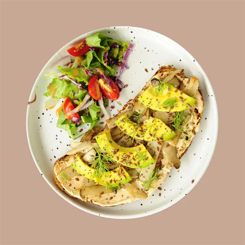 Tostada de setas con queso de anacardo