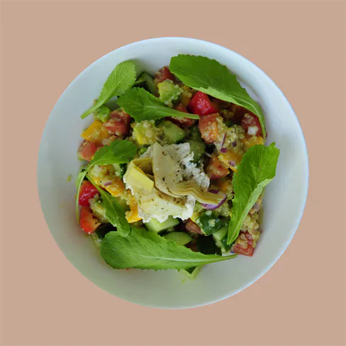 Ensalada de quinoa con alcachofas marinadas