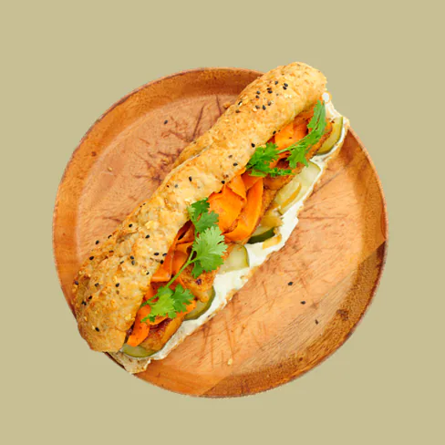 sándwich con ahumado tofu y cebolla caramelizada