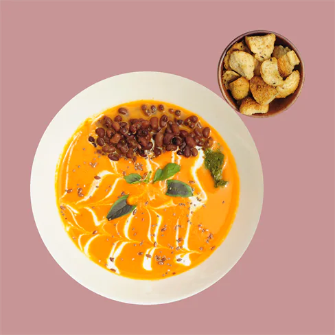 Crema de tomate con alubias adzuki y croutons de ajo