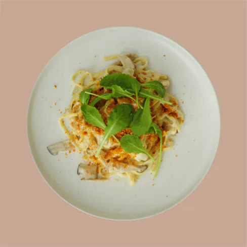vegano Alfredo pasta con champiñones